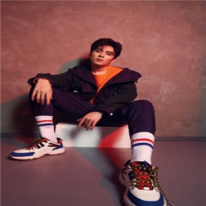 夏宁骏解锁潮流新穿搭 率性不羁尽显独特魅力