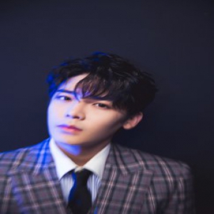 侯明昊亮相年度先生盛典 获“年度公益大使”荣誉