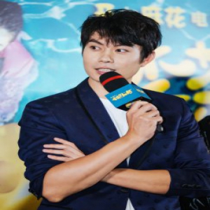 艾伦出席电影《李茶的姑妈》首映礼 深色西装彰显帅气形象