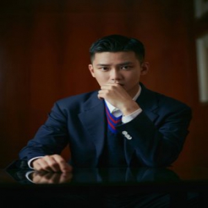 熊梓淇亮相发布会 潇洒随性尽展魅力个性