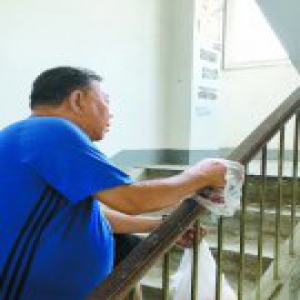 自来水跑水 唯一的运行电梯“趴了窝”