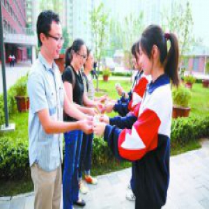 教师节：一个拥抱一张卡片就是最好祝福