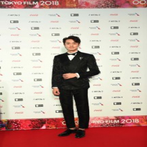 杨玏亮相东京电影节开幕式红毯 儒雅绅士气场满分