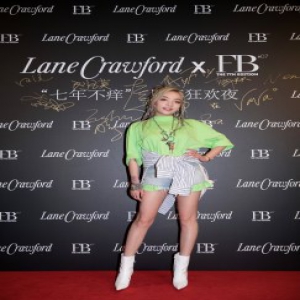 VaVa现身时尚活动 “Va式时尚”大玩下衣失踪