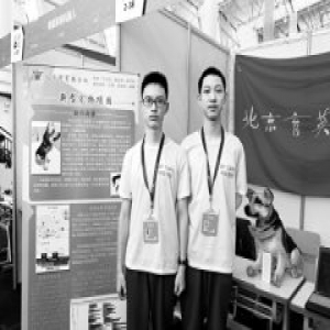 中学生发明“新型宠物项圈” 让爱宠再不会走失