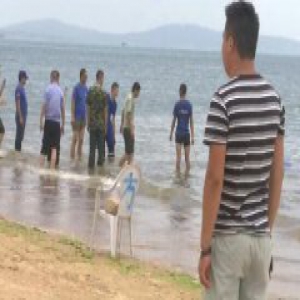 妈妈疼哭了!双胞胎青岛走失 已找到一人初步结论为溺水身亡