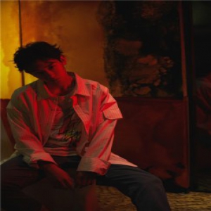 任运杰酷帅写真撩人 帅气有型神秘感十足