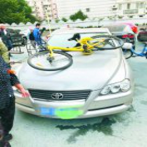 慧忠北里第一社区停车乱 车堵大门口被摞单车