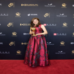 林妍凭《体育老师》获金天使奖 中美电视节盛赞最美“妍情剧”