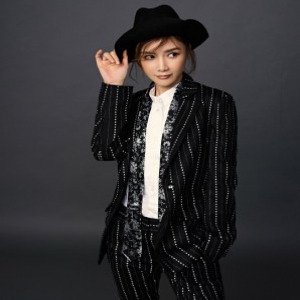 徐立潮范西装大片曝光 气质高冷尽显帅气女人味