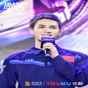 朱正廷为《挑战吧太空》“出尔反尔” 发布会现场回忆剪寸头