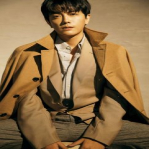 李亭哲质感写真曝光 深情绅士玩转秋日光影