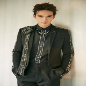 徐正溪时尚写真曝光 一身黑衣酷炫帅气