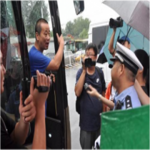 整治地安门西大街大巴乱停 设置停车位线游客即上即下