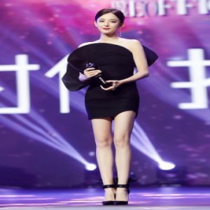 娜扎蝴蝶look亮相并获奖 女友力全开花式宠粉