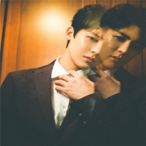 侯明昊出席时尚活动 化身摩登少年诠释绅士风度