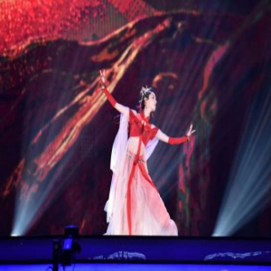 鹿晗蔡徐坤同台“竞技”，全民小视频引爆“跨年盛宴”