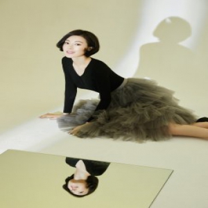 何美璇复古写真 知性优雅不失俏皮