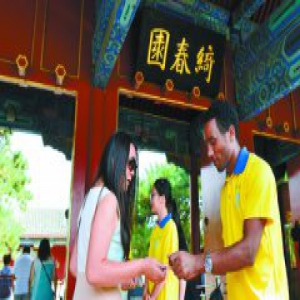 20名非洲留学生进圆明园做志愿者