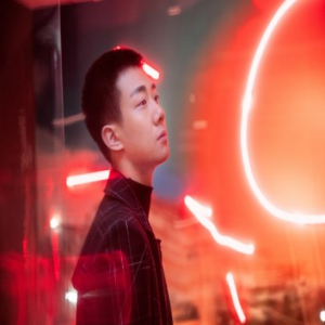 高至霆现身艺术展 迷人俊逸雅痞有型