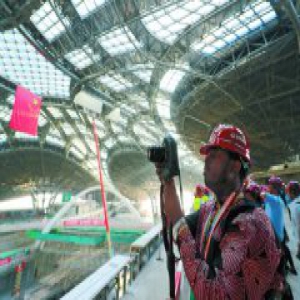 非洲记者体验中医药文化 参观新机场建设