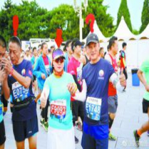 马拉松选手放弃创造好成绩 自愿降速陪跑视障者