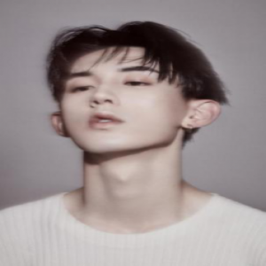 郭俊辰曝生日写真 少年蜕变展不羁魅力