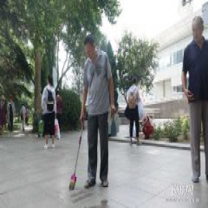 地砖作纸清水为墨 退休老者公园练字引路人围观称赞