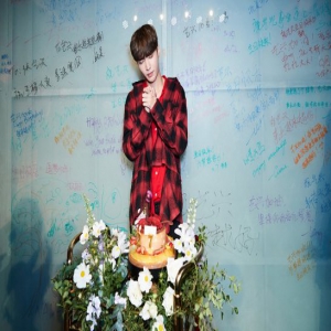 张艺兴另类生日会迎27岁 回复明星好友祝福到手软