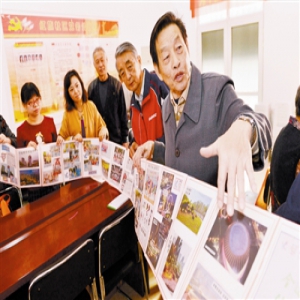 社区举办“个人剪报展”：剪报看变化