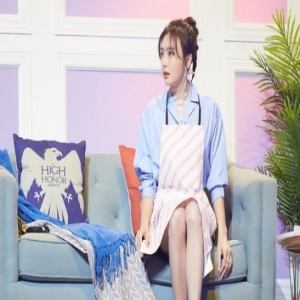 秦岚亮相金鹰节活力四射 边唱边跳大秀舞技