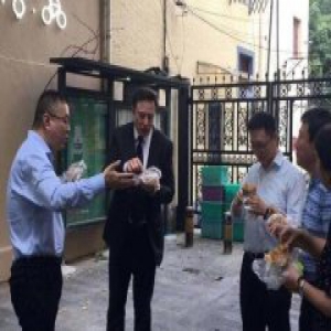 马斯克被“东方美食”吸引 中国街头吃煎饼