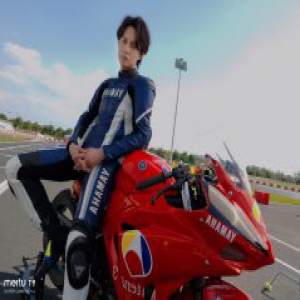 尹正担任美图T9自拍速度官 大放福利晒机车帅照