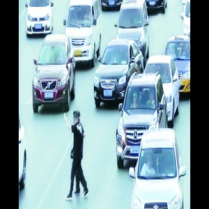 老人误闯三环主路 小伙停车护送离开