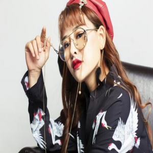 谭艳晒最新时尚写真 女版《光明》爆红抖音