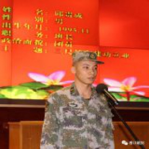 驻港兵哥哥休假顺便抓了个罪犯，帅得一身正气！