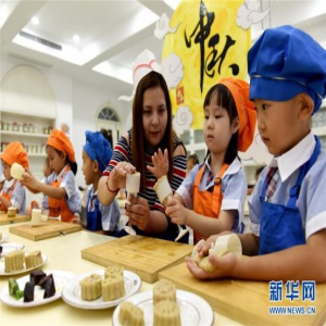 学做月饼迎中秋