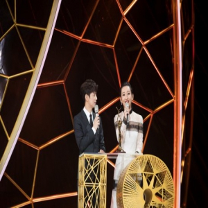 秦海璐搭档何炅金鹰献首秀 配合默契显稳健台风