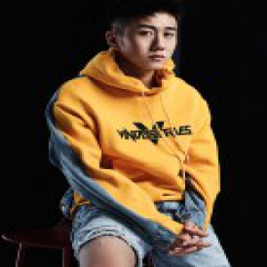 姜冠南解锁冷峻运动大片 别样少年感表现力十足