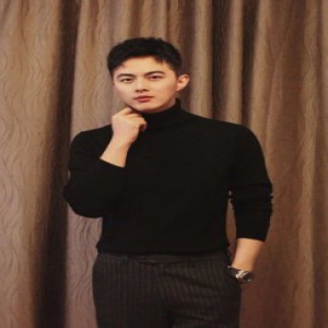 叶祖新出席活动儒雅有型 休闲装亮相笑容暖