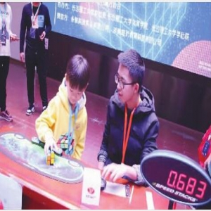 手速惊人！0.683秒魔方纪录 7岁魔方男孩天赋异禀魔方不离手