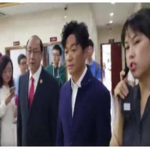 10月28日，王宝强现身云南瑞丽 跳起了当地的特色舞蹈