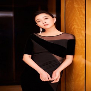 殷桃最新时尚大片曝光 曲线优美如“黑天鹅”