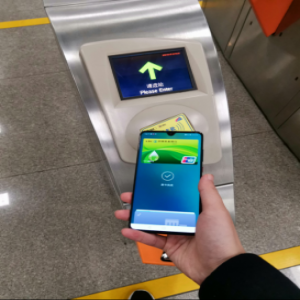 超方便！即日起南京市民可持华为手机刷Huawei Pay银行卡乘地铁啦