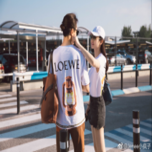 戚薇夫妇情侣装现身西班牙 美图手机自拍甜爆网友