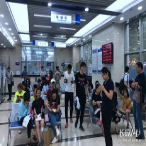 用买冰棍的时间办了出入境证件 这才是办事大厅应该有的样子