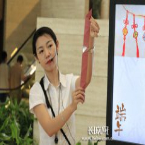 教你编彩粽 河北博物院开展端午节亲子趣味活动