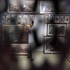 河北石家庄七旬老人痴迷传统“烙画” 木板上烙出绝美丹青