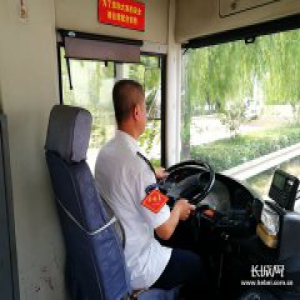 【高温下的工作者】公交司机王世锁 移动烤箱里的坚守