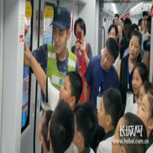 小学生“开地铁”直呼过瘾学生和家长暑期探秘石家庄地铁培训中心和运用库